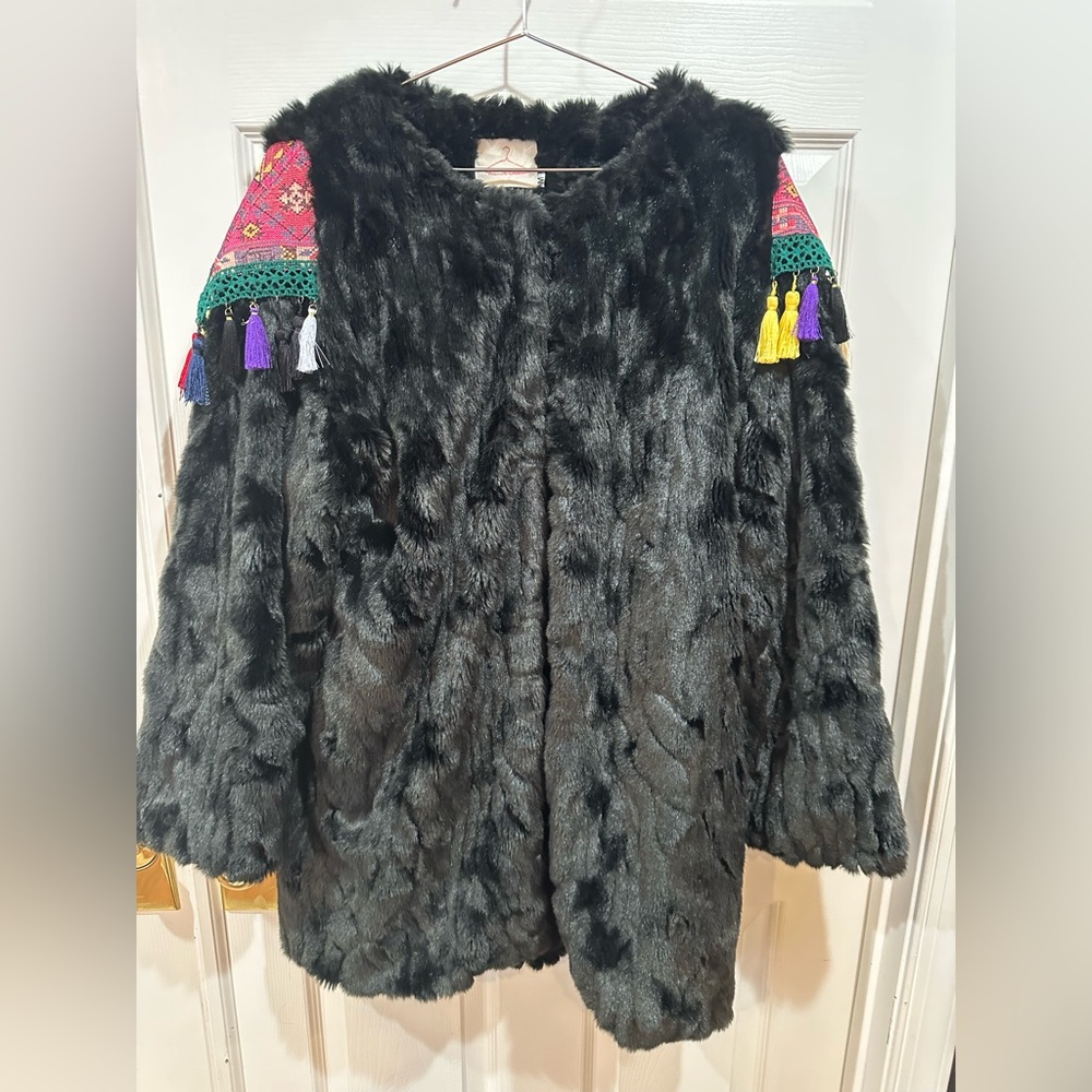 Native Rose Women’s Faux Fur Coat with tassel fringe shoulders Medium